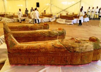 Trente sarcophages égyptiens, vieux de 3000 ans, présentés au public à Louxor.