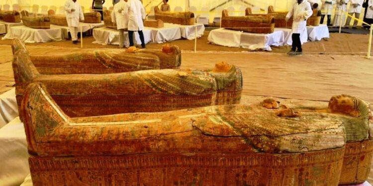 Trente sarcophages égyptiens, vieux de 3000 ans, présentés au public à Louxor.