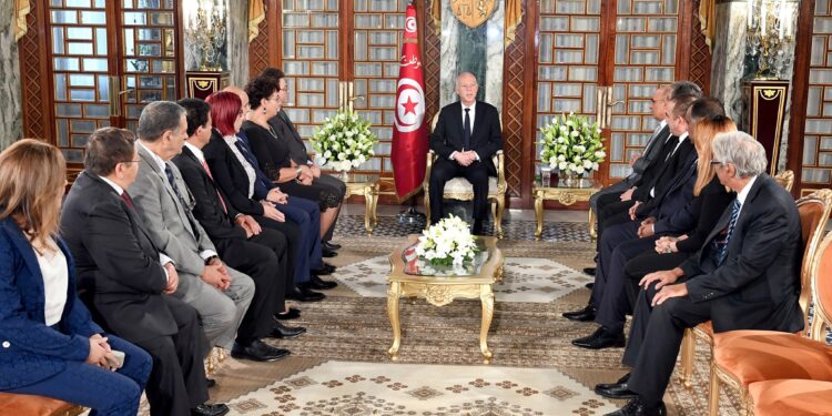 Kais Saied reçoit les membres du cabinet présidentiel à l'occasion de la fin de leur mission