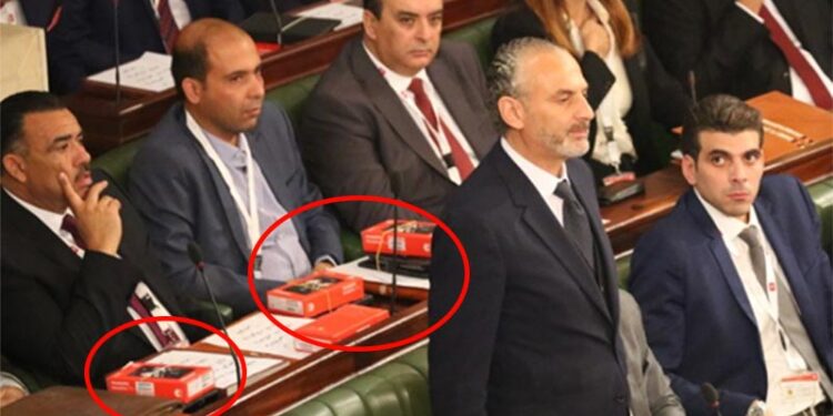 Tablettes offertes aux députés : Yassine Ayari met en garde contre l'espionnage