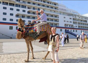 Avec environ 1000 touristes à bord, le bateau de croisière "Amira" accostera au port de La Goulette