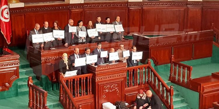 La tribune de l'ARP "prise d'assaut" par Abir Moussi et ses députés