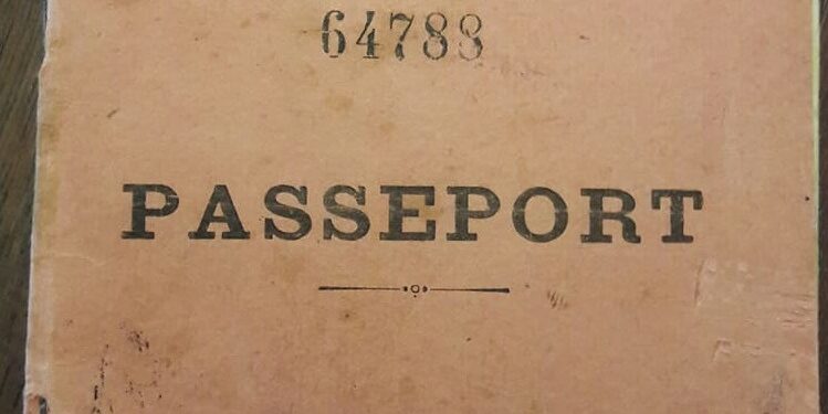 Curiosité : A quoi ressemblaient nos passeports en 1952 ?
