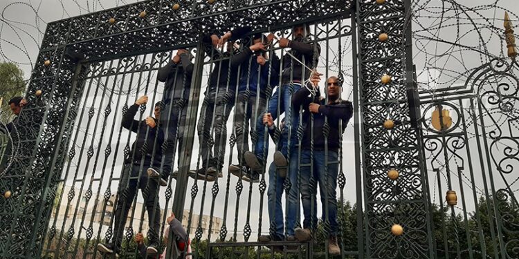 Tunisie : Tentative de suicide collectif devant le siège de l'ARP