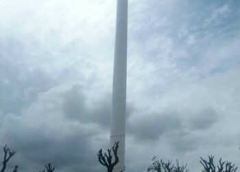 Un mât solitaire en haut du Belvédère