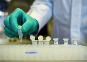Un vaccin contre le Covid-19 en phase de tests, annonce l'OMS
