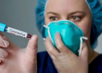 En première ligne : Nos héros sont médecins et soignants