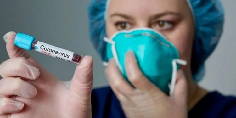 En première ligne : Nos héros sont médecins et soignants