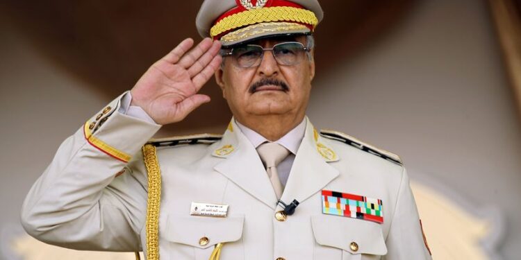 Khalifa Haftar s'autoproclame seul chef en Libye