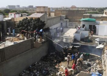 Pakistan : Un avion de ligne s’écrase sur un quartier résidentiel de Karachi, 100 morts