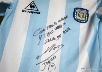 Coronavirus : Le maillot de Maradona pour aider un quartier pauvre de Buenos Aires