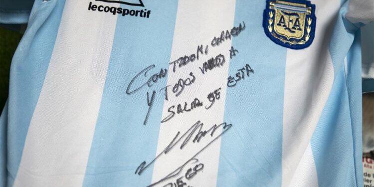 Coronavirus : Le maillot de Maradona pour aider un quartier pauvre de Buenos Aires