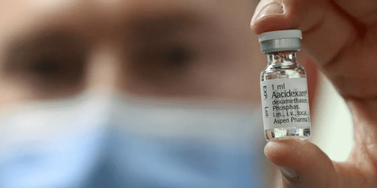 Traitement du coronavirus : L'OMS salue une "percée scientifique" au Royaume-Uni