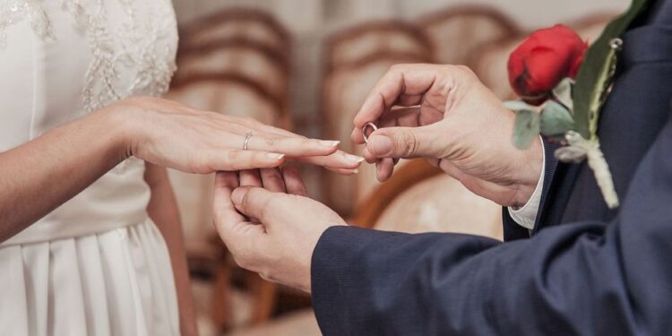 "Fugitive" Covid-positive : 86 personnes, dont la mariée, placées en auto-quarantaine