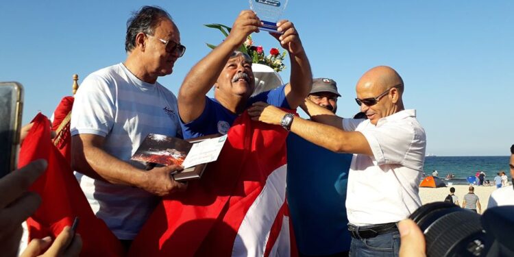 Tunisie : Le nouvel exploit de Nejib Belhedi, 40 km à la nage en non-stop