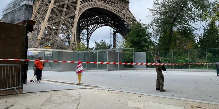 France : La Tour Eiffel évacuée après une alerte à la bombe