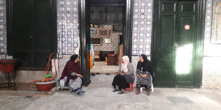 Au seuil du mausolée : Les vestales de Sidi Mahrez