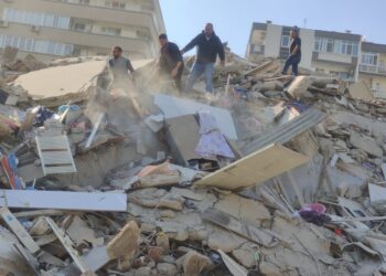 La Turquie frappée par un séisme : Plusieurs immeubles s'effondrent !