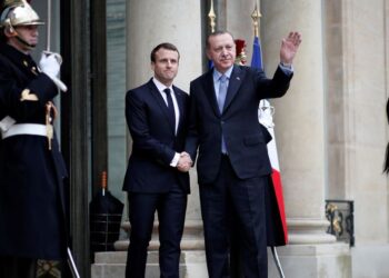 Islam : Erdogan invite Macron à faire des examens de santé mentale
