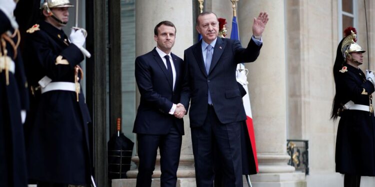 Islam : Erdogan invite Macron à faire des examens de santé mentale