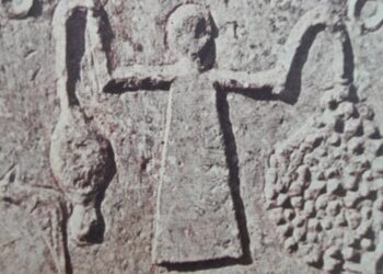 Des stèles antiques entre vigne et grenades