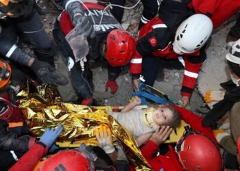 91 heures après le séisme d'Izmir : une fillette retrouvée vivante dans les décombres !