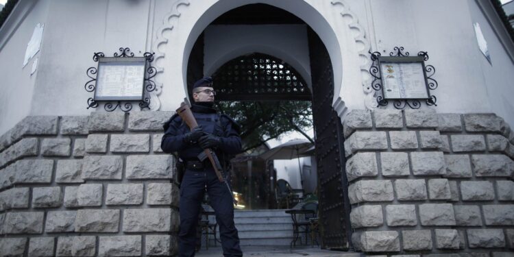 France : Action "immédiate" et "inédite" contre 76 mosquées