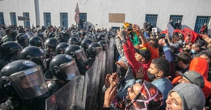 La photo du jour : Contestation sur haie monochrome