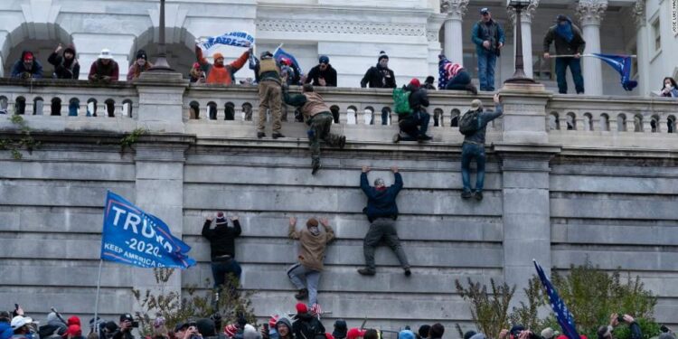 Chaos à Washington : Les pro-Trump envahissent le Capitole