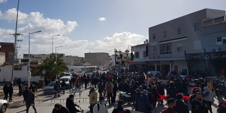 A la cité Ettadhamen, les citoyens protestent pour libérer les jeunes manifestants