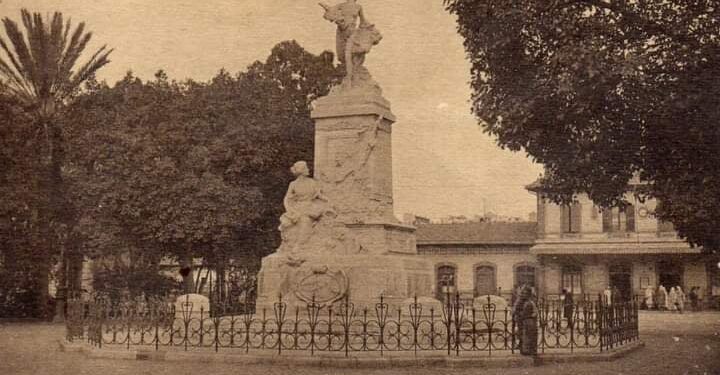 Place Philippe-Thomas, gare de Tunis