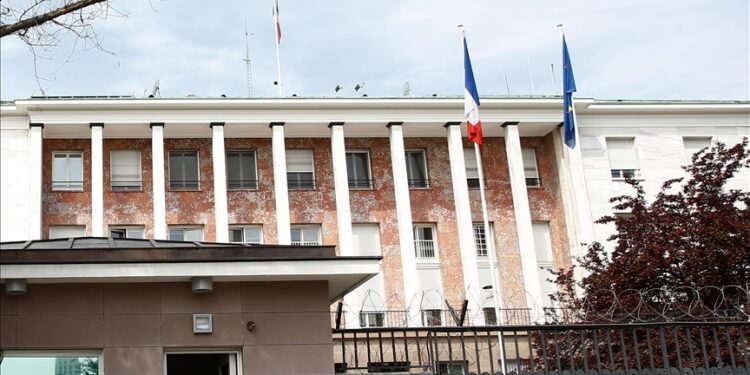 La France va rouvrir son ambassade à Tripoli