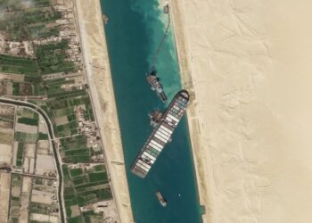 Canal de Suez : Réorienté, le porte-conteneurs "Ever Given" commence à bouger
