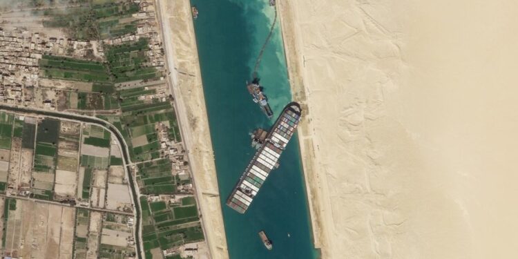 Canal de Suez : Réorienté, le porte-conteneurs "Ever Given" commence à bouger
