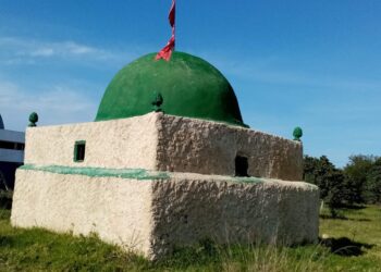Sous les yeux des automobilistes, un énigmatique marabout