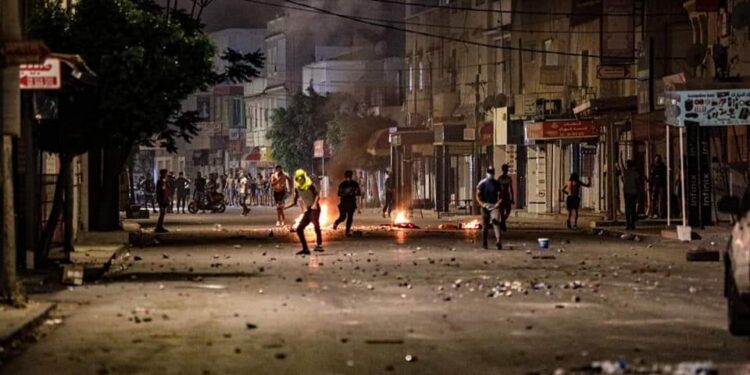 Après Sidi Hassine, troubles nocturnes à Ettadhamen et Intilaka