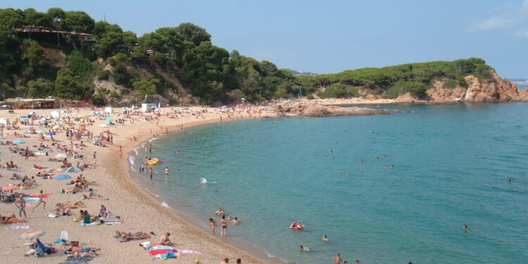 Tunisie : Les municipalités appelées à imposer une distanciation physique sur les plages