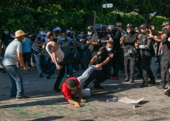 Violences polici&egrave;res : L'UGTT, le SNJT et d'autres organisations portent plainte contre Hichem Mechichi