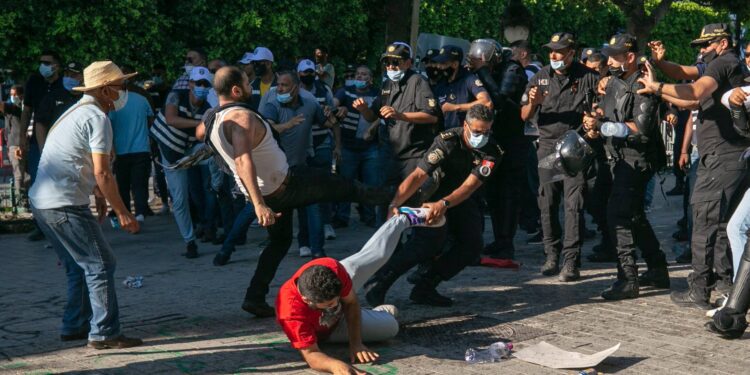 Violences polici&egrave;res : L'UGTT, le SNJT et d'autres organisations portent plainte contre Hichem Mechichi