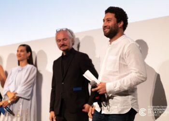Cannes 2021 - Feathers (Plumes), une comédie absurde, mais universelle
