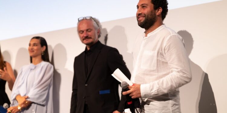 Cannes 2021 - Feathers (Plumes), une comédie absurde, mais universelle