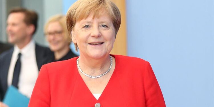 "Merkel a soulign&eacute; la n&eacute;cessit&eacute; de revenir &agrave; la d&eacute;mocratie parlementaire en Tunisie", selon son cabinet