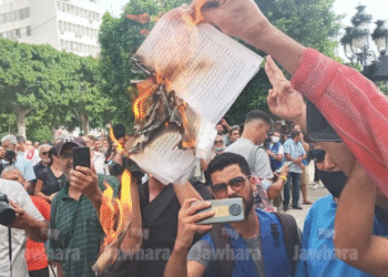 Tunisie : Les partisans de Kais Saied "mettent le feu" &agrave; la "Constitution d'Ennahdha"