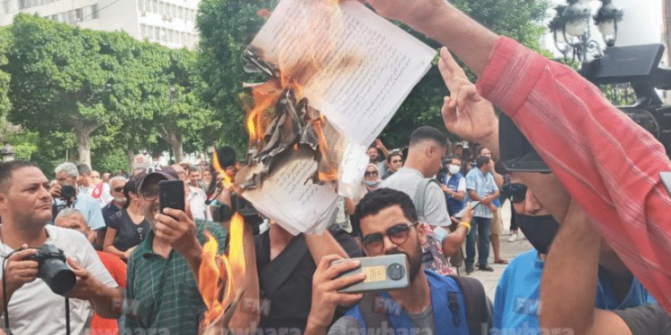 Tunisie : Les partisans de Kais Saied "mettent le feu" à la "Constitution d'Ennahdha"