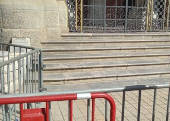 Les portes closes de la cathédrale de Tunis