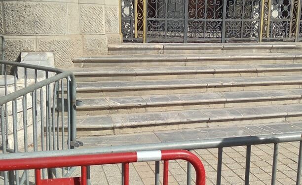 Les portes closes de la cathédrale de Tunis