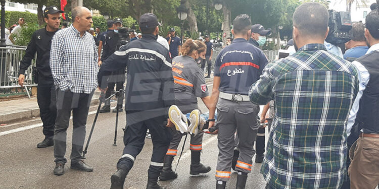 Tunis : Des manifestants anti-Saied agressent l’équipe de la télévision nationale