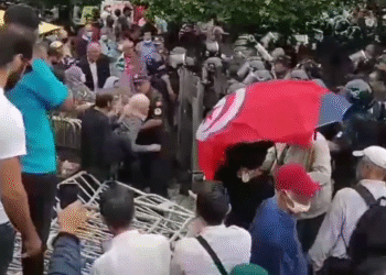 Tunis : Tension et violence lors de la manifestation contre Kais Saied