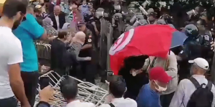 Tunis : Tension et violence lors de la manifestation contre Kais Saied