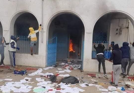 Agareb : Reprise des affrontements, le poste de la Garde nationale incendi&eacute;